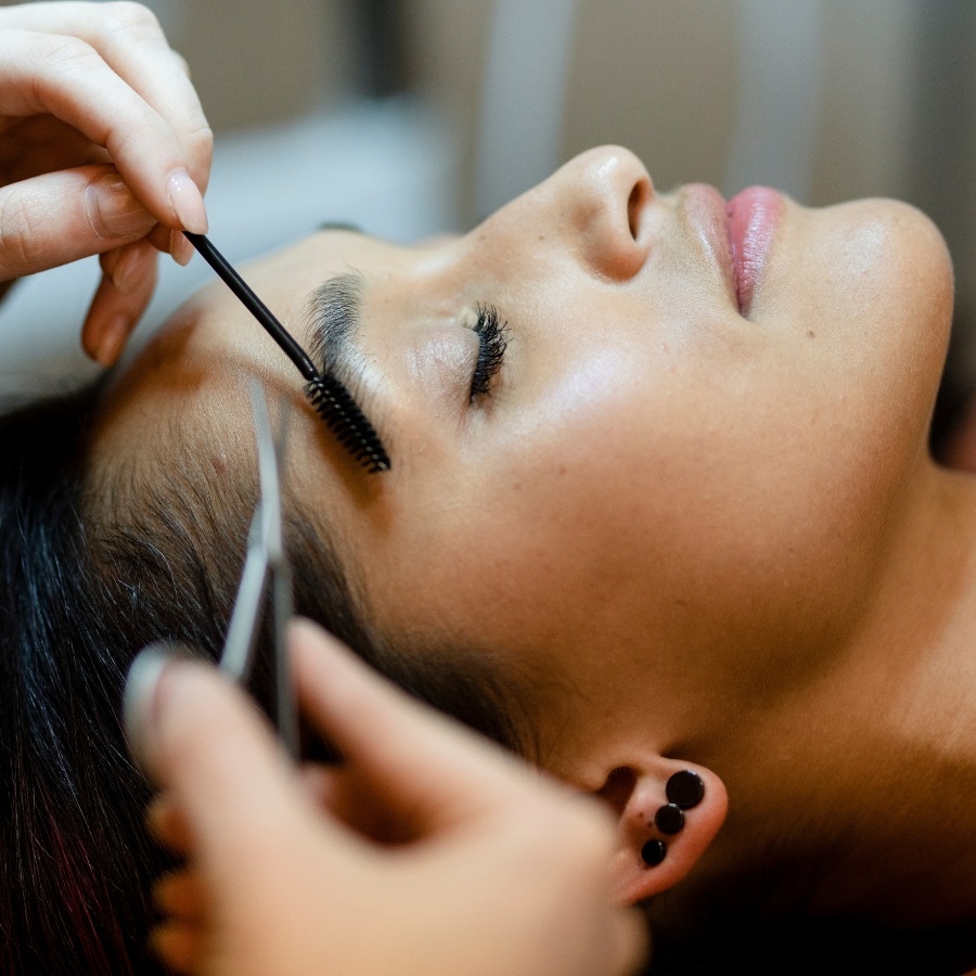 Brow Expert Shows How To Thread Your Own Eyebrows